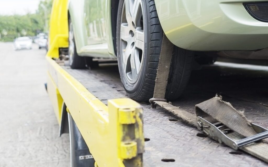 Bil spændes fast på autotransporter ved bugsering