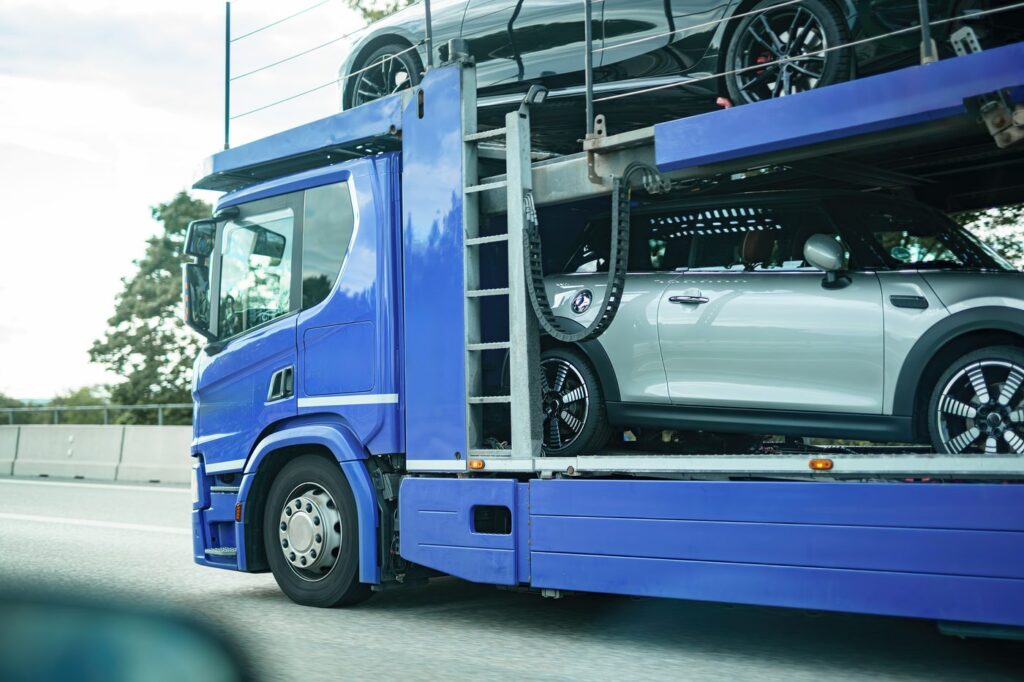 Biltransporter læsset med personbiler ved autotransport